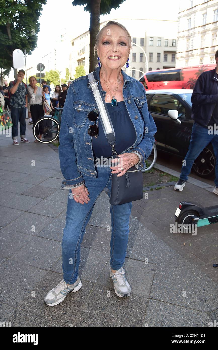 Premiere BERLIN NIEMAND Barbara Schoene Ankunft, Premiere BERLIN NIEMAND im Kant Kino in Berlin, am 30.07.2024 *** Premiere BERLIN NIEMAND Barbara Schoene Ankunft, Premiere BERLIN NIEMAND im Kant Kino in Berlin, am 30 07 2024 Photopress Müller Stockfoto