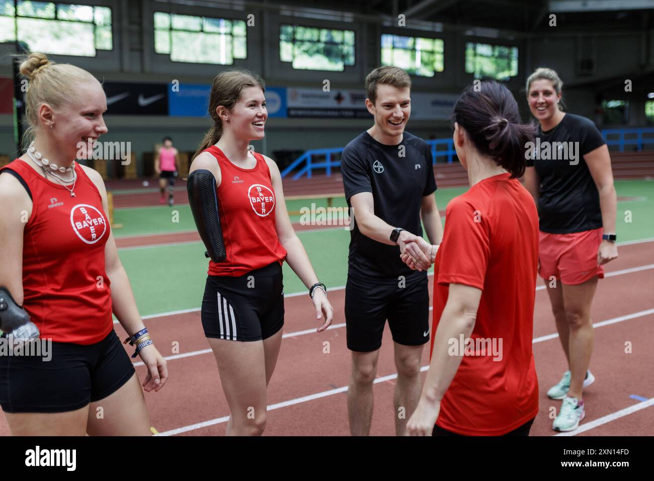 Annalena Baerbock Buendnis 90/die Gruenen, Bundesaussenministerin, aufgenommen im Rahmen eines Besuchs des Bundesstuetzpunkts von TSV Bayer 04 Leverkusen e.V. Fritz-Jacobi-Leichtathletikanlage waehrend der Deutschlandreise der Aussenministerin in Leverkusen, 30.07.2024. Fotografiert im Auftrag des Auswaertigen Amtes. Leverkusen Deutschland *** Annalena Baerbock Buendnis 90 die Gruenen , Bundesaußenministerin, fotografiert während eines Besuchs im Bundesstützpunkt des TSV Bayer 04 Leverkusen e V Fritz Jacobi Leichtathletikanlage während der Außenministerreise nach Deutschland in Leverkusen, 30 07 2024 Ph Stockfoto