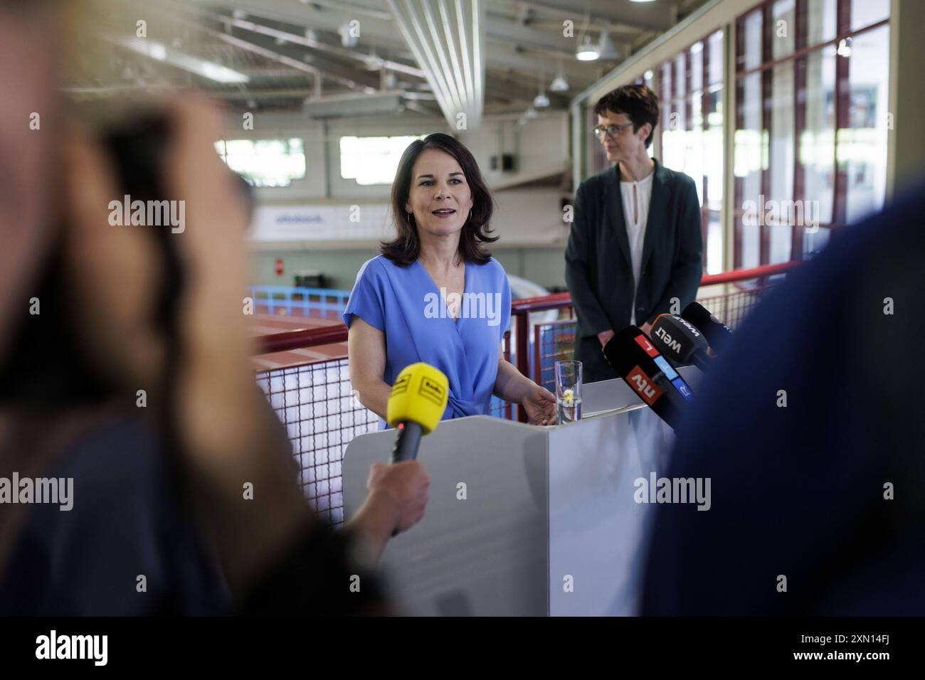 Annalena Baerbock Buendnis 90/die Gruenen, Bundesaussenministerin, aufgenommen bei einer Presseerklärung im Rahmen eines Besuchs des Bundesstuetzpunkts von TSV Bayer 04 Leverkusen e.V. Fritz-Jacobi-Leichtathletikanlage waehrend der Deutschlandreise der Aussenministerin in Leverkusen, 30.07.2024. Fotografiert im Auftrag des Auswaertigen Amtes. Leverkusen Deutschland *** Annalena Baerbock Buendnis 90 die Gruenen , Bundesaußenministerin, fotografiert im Rahmen einer Presseerklärung im Rahmen eines Besuchs im Bundesstützpunkt des TSV Bayer 04 Leverkusen e V Fritz Jacobi Leichtathletik-Werks im Ausland Stockfoto