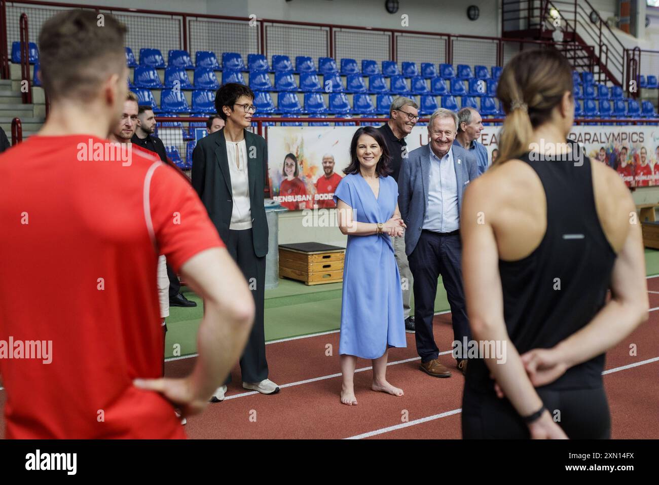 Annalena Baerbock Buendnis 90/die Gruenen, Bundesaussenministerin, aufgenommen im Rahmen eines Besuchs des Bundesstuetzpunkts von TSV Bayer 04 Leverkusen e.V. Fritz-Jacobi-Leichtathletikanlage waehrend der Deutschlandreise der Aussenministerin in Leverkusen, 30.07.2024. Fotografiert im Auftrag des Auswaertigen Amtes. Leverkusen Deutschland *** Annalena Baerbock Buendnis 90 die Gruenen , Bundesaußenministerin, fotografiert während eines Besuchs im Bundesstützpunkt des TSV Bayer 04 Leverkusen e V Fritz Jacobi Leichtathletikanlage während der Außenministerreise nach Deutschland in Leverkusen, 30 07 2024 Ph Stockfoto