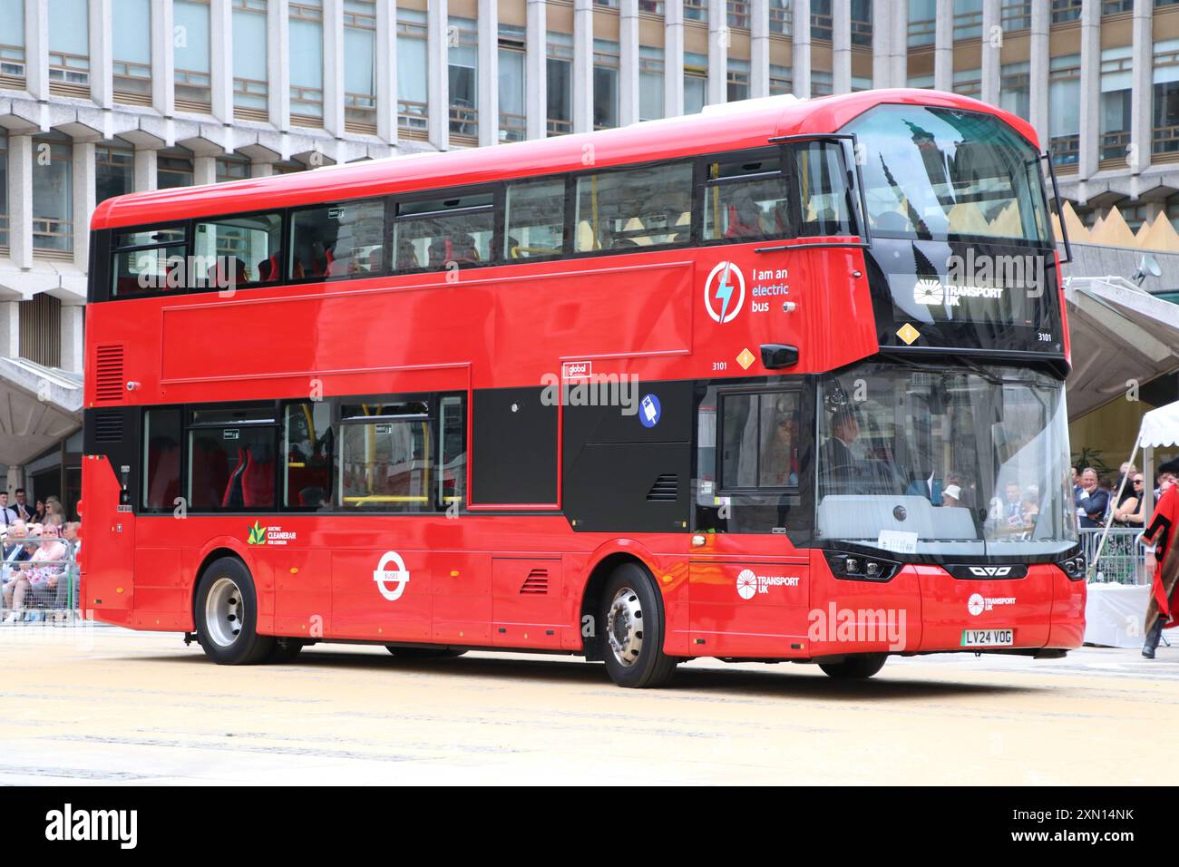 TRANSPORT UK LONDON WRIGHTBUS ELECTROLINER-BUS BEI DER KARREN-MARKIERUNGSZEREMONIE 2024 DER FIRMA WORSHIPFUL AUS CARMEN Stockfoto