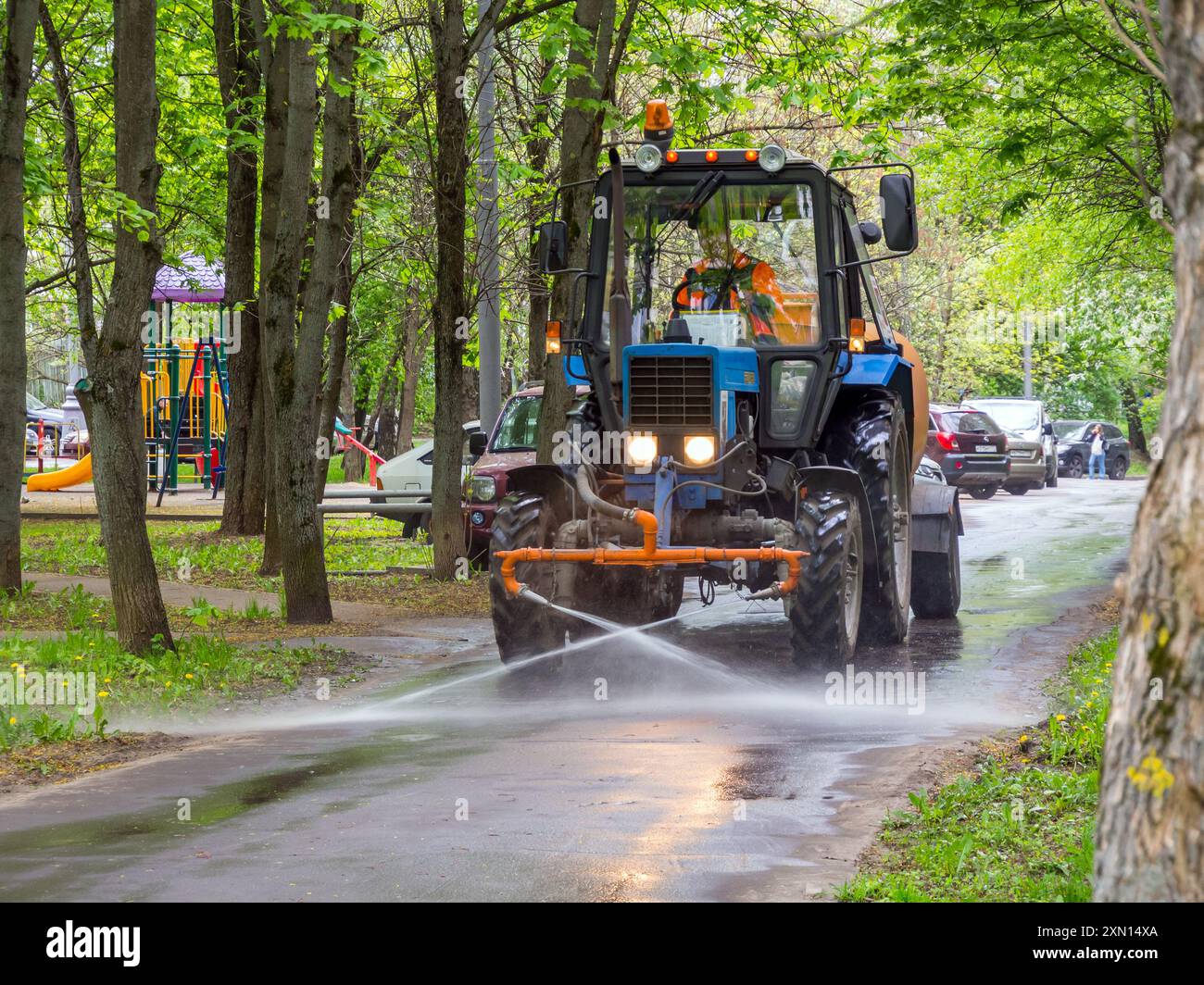 Moskau, Russland - 12. Mai 2023: Waschen von Straßen im Innenhof durch kommunale Dienste, Moskau Stockfoto