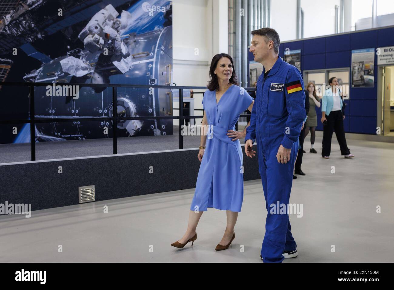 Annalena Baerbock Buendnis 90/die Gruenen, Bundesaussenministerin, und Matthias Maurer, deutscher Astronaut, aufgenommen im Rahmen eines Besuchs des Europaeischen Astronautenzentrums der Europäischen Weltraumorganisation ESA waehrend der Deutschlandreise der Aussenministerin in in Troisdorf, 30.07.2024. Fotografiert im Auftrag des Auswaertigen Amtes. Troisdorf Deutschland *** Annalena Baerbock Buendnis 90 die Gruenen , Bundesaußenminister, und Matthias Maurer, deutscher Astronaut, fotografiert während eines Besuchs im Europäischen Astronautenzentrum der Europäischen Weltraumorganisation ESA während der Außenministerreise Stockfoto