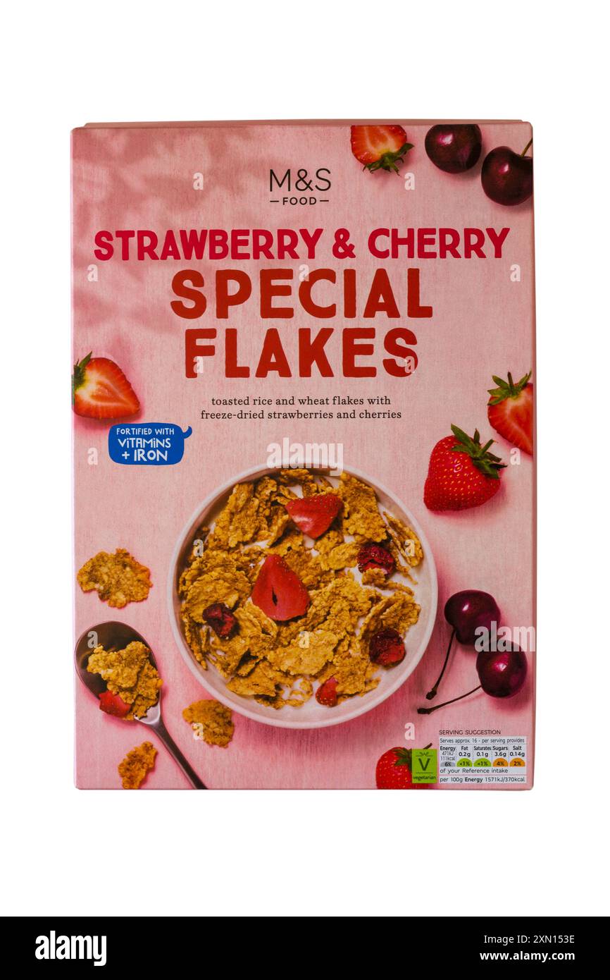 Box mit Erdbeere & Cherry Special Flakes Cerealien von M&S isoliert auf weißem Hintergrund Stockfoto