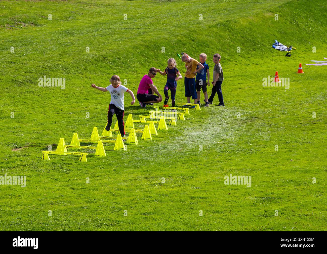 Moskau, Russland - 12. Mai 2023: Kinder laufen im Stadiontempel Stockfoto