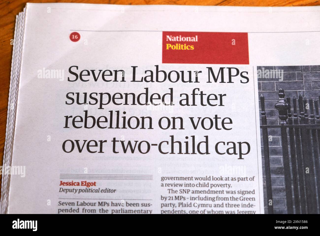 "Sieben Labour-Abgeordnete nach Rebellion on on Vote on Two-Child-Cap"-Zeitung Guardian Headline chilbenefit artikel 24 Juli 2024 England Großbritannien Stockfoto