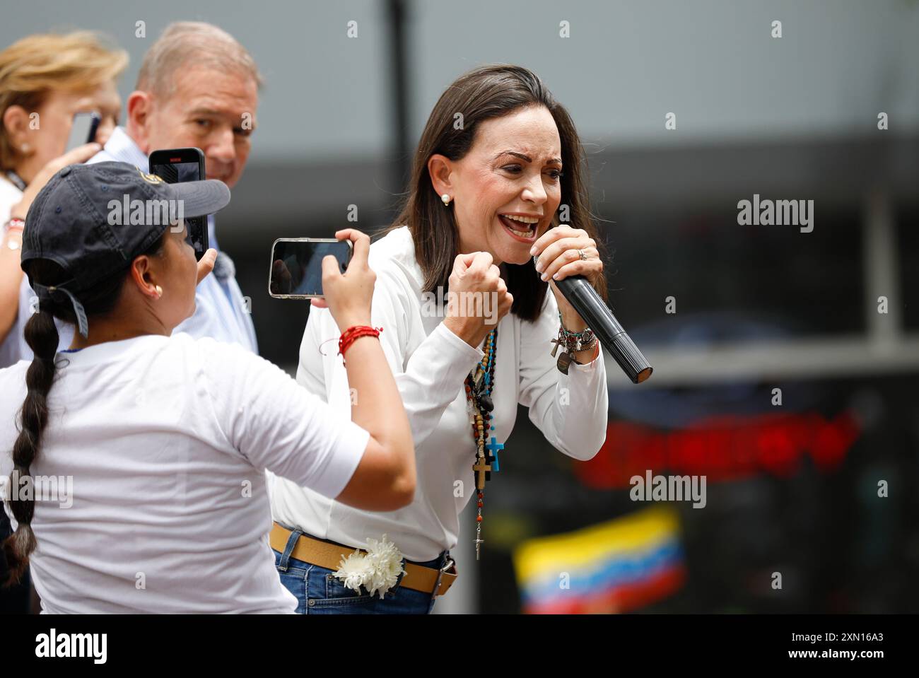 Caracas, Venezuela. 30. Juli 2024. Maria Corina Machado (r), Oppositionsführerin, spricht während einer Demonstration gegen die offiziellen Ergebnisse der Präsidentschaftswahlen. Der nationale Wahlrat hatte Maduro, der seit 2013 an der Macht ist, offiziell zum Sieger der Präsidentschaftswahlen am Sonntag erklärt. Die Opposition wirft der Regierung Wahlbetrug vor. Quelle: Jeampier Arguinzones/dpa/Alamy Live News Stockfoto