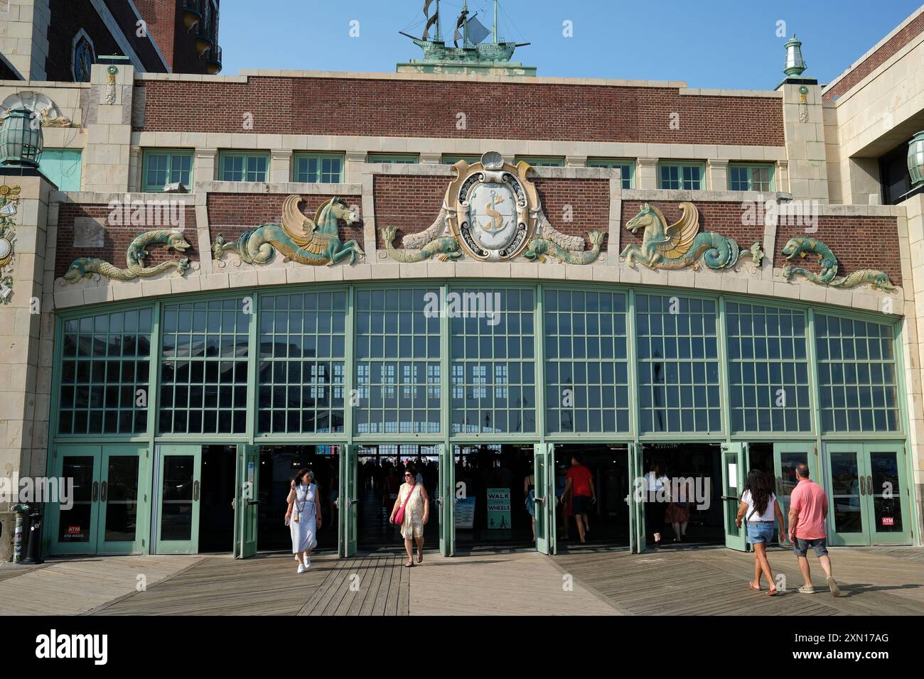 Leute, die die Convention Hall in Asbury Park, New Jersey, betreten und verlassen Stockfoto