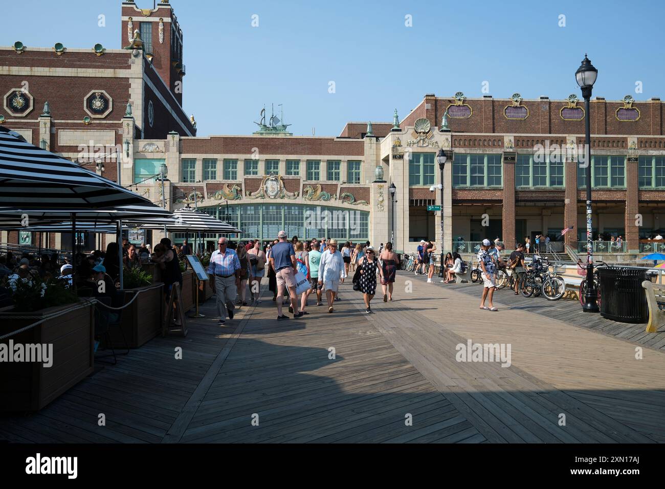 An einem sonnigen Tag laufen Menschenmassen auf dem Boardwalk im Asbury Park in der Nähe der Convention Hall Stockfoto