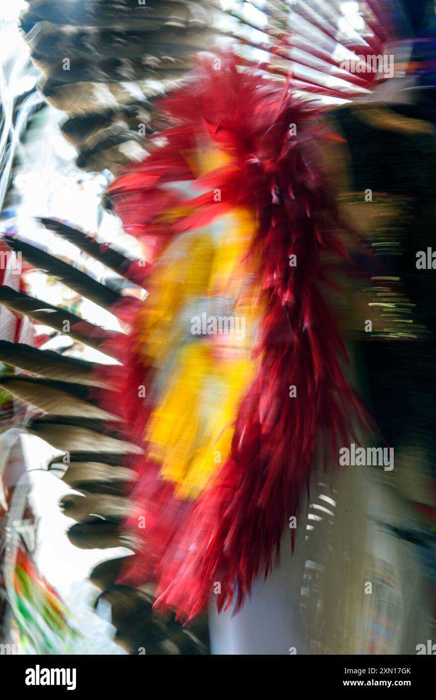 Motion verschwommenes Foto einer einheimischen Tänzerin der First Nations, die traditionelle Insignien bei einem Powwow im Tsuut'ina Rodeo und Powwow trägt. Alberta Kanada. Stockfoto