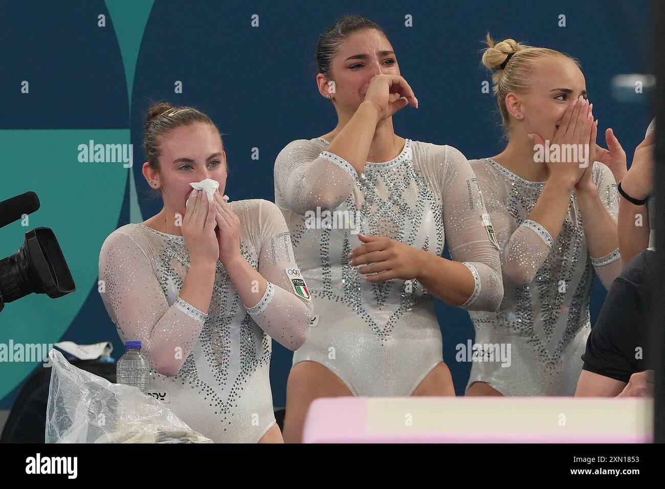 Parigi, Frankreich. 30. Juli 2024. Die Emotion der italienischen Athleten um Silbermedaille am Ende der künstlerischen Turnen der Frauenmannschaft bei den Olympischen Sommerspielen 2024, Dienstag, 30. Juli 2024, in Paris, Frankreich. (Foto: Spada/LaPresse) Credit: LaPresse/Alamy Live News Stockfoto