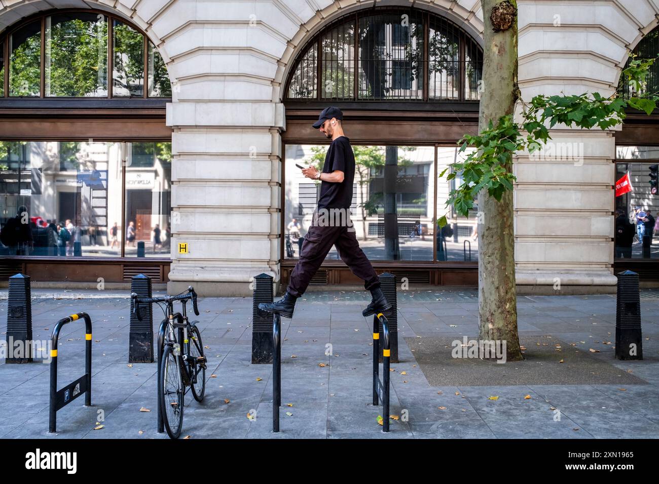 Ein junger Mann steht auf einigen Fahrradständern, um Einen Blick auf die „Uniting the Kingdom“-Rallye vom 27. Juli in London zu bekommen. Stockfoto