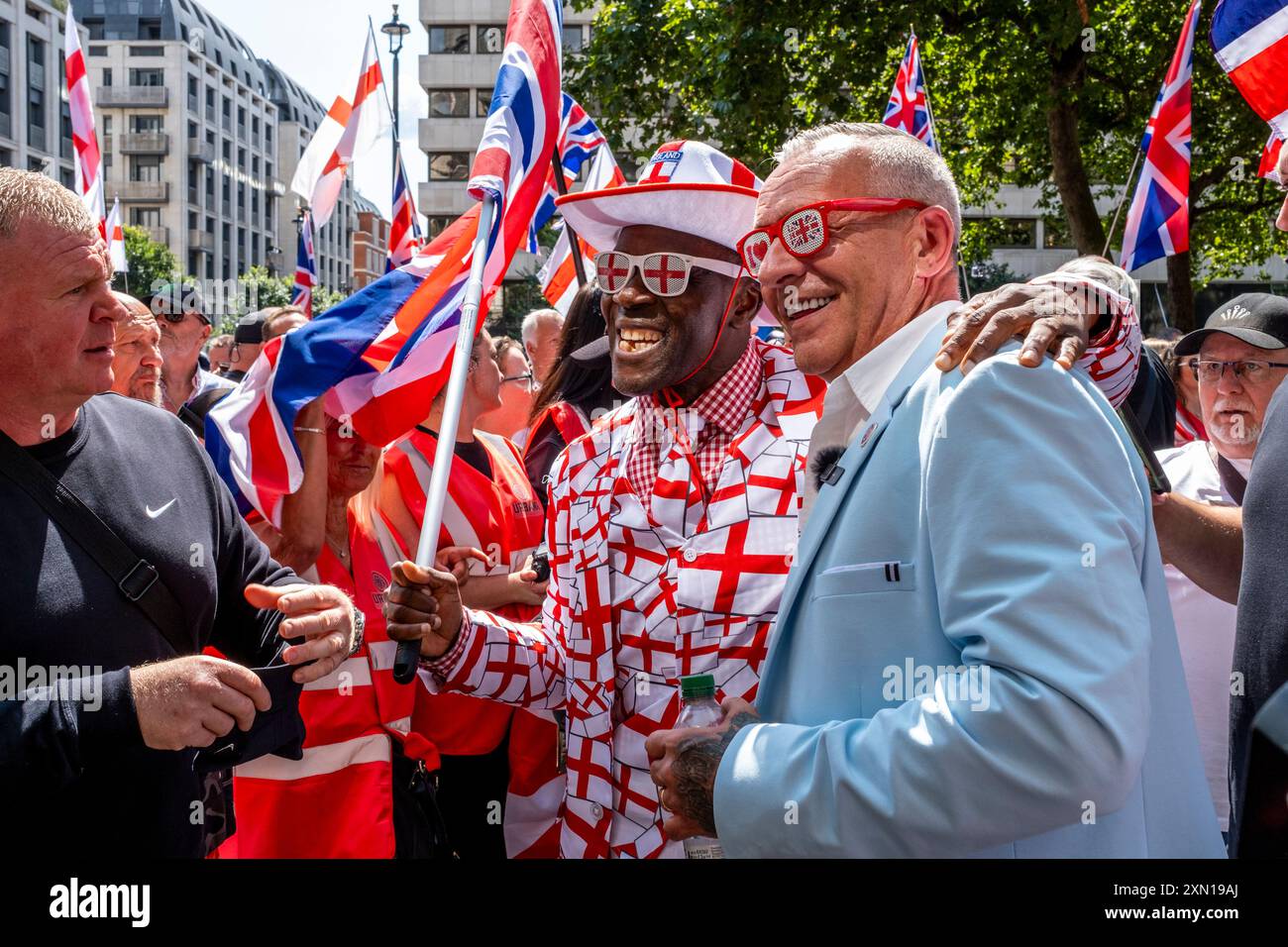 Der berühmte YouTuber Paul Thorpe posiert vor der Rallye „Uniting the Kingdom“ vom 27. Juli, die von Tommy Robinson in London, Großbritannien organisiert wurde, für Fotos mit Menschen. Stockfoto