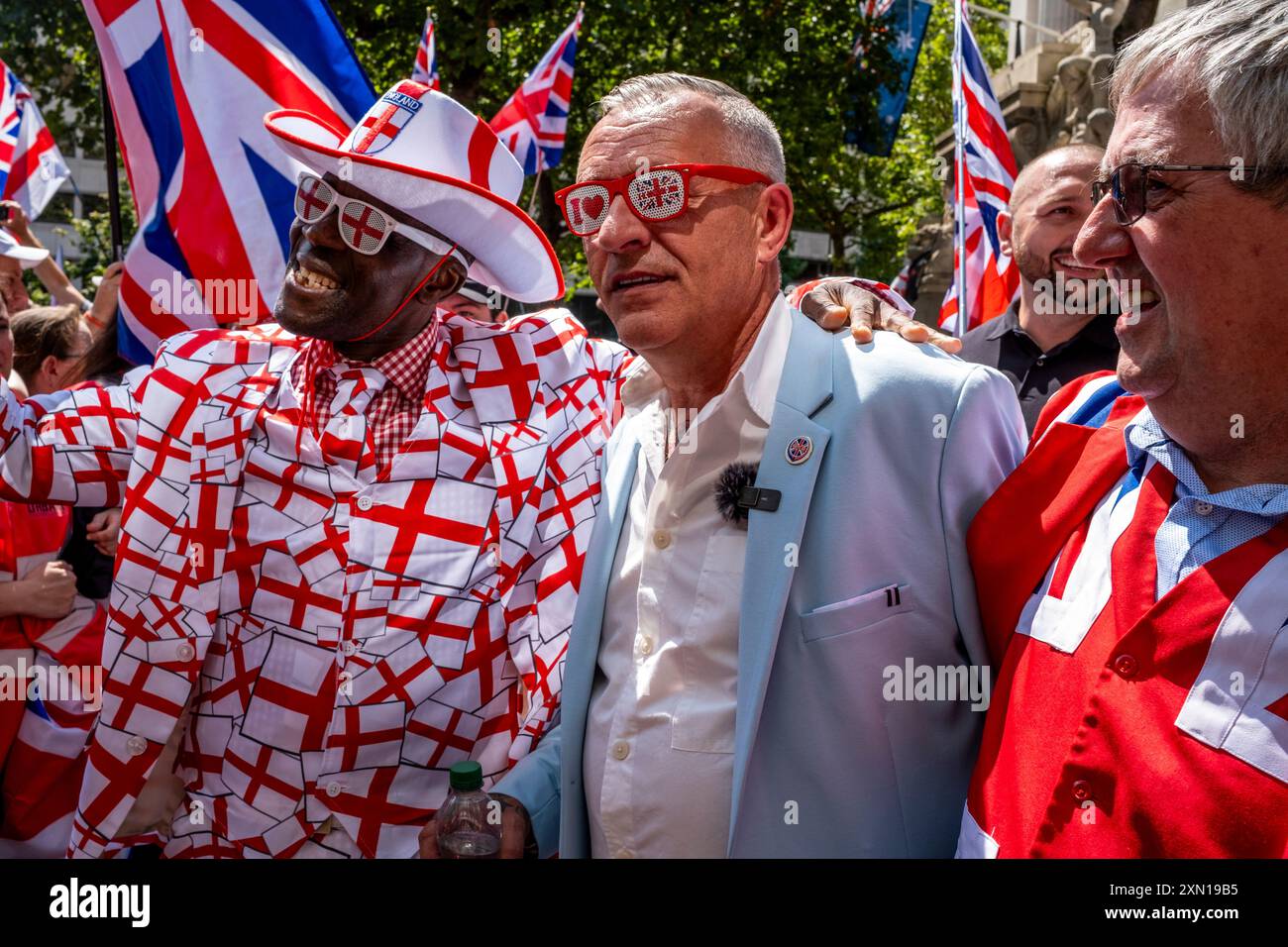 Der berühmte YouTuber Paul Thorpe posiert vor der Rallye „Uniting the Kingdom“ vom 27. Juli, die von Tommy Robinson in London, Großbritannien organisiert wurde, für Fotos mit Menschen. Stockfoto