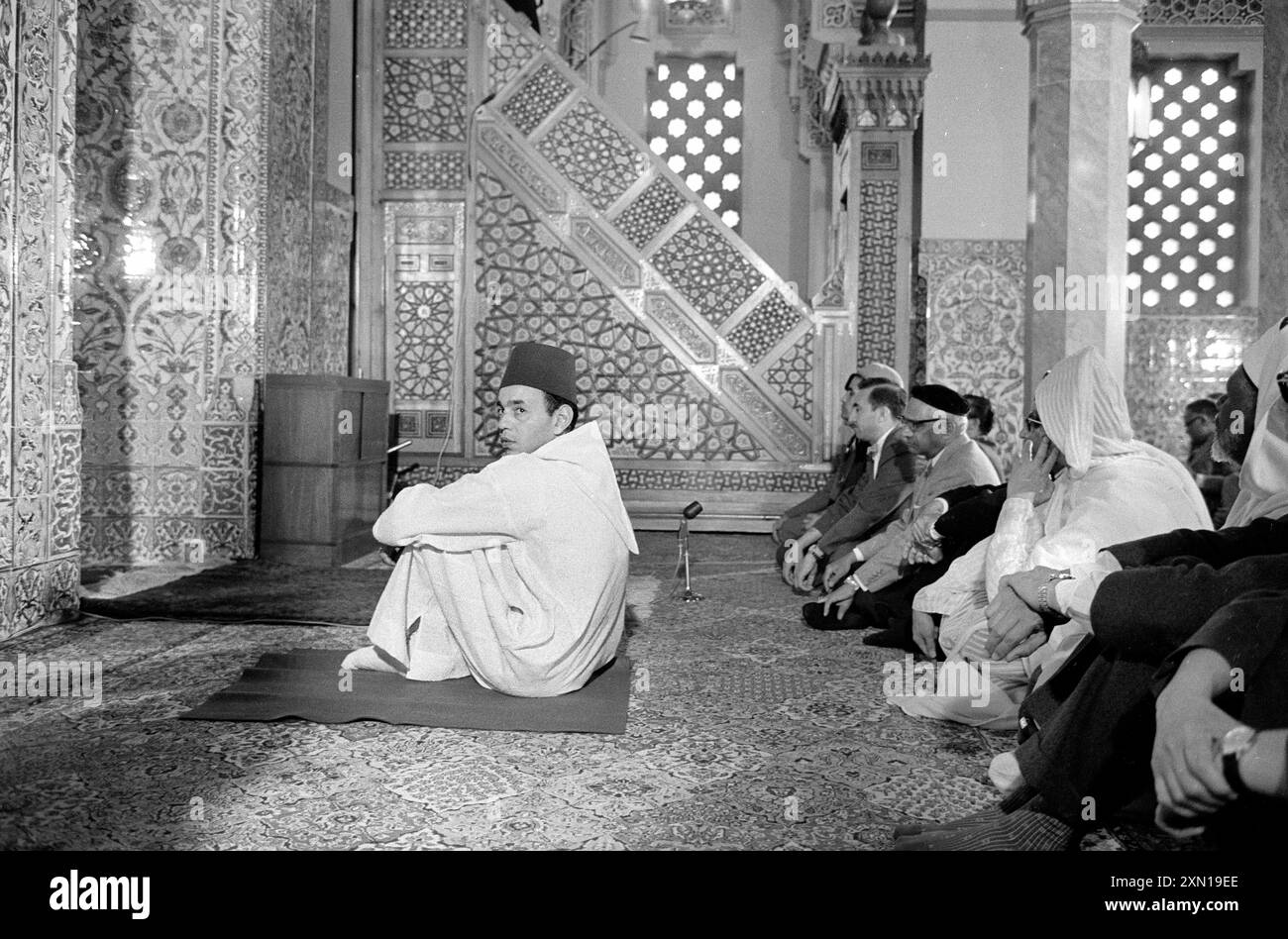 König Hassan II. Von Marokko im Islamischen Zentrum mit anderen während seines Besuchs in Washington, D.C., USA, Marion K. Trikosko, U.S. News & World Report Magazine Photograph Collection, 27. März 1963 Stockfoto