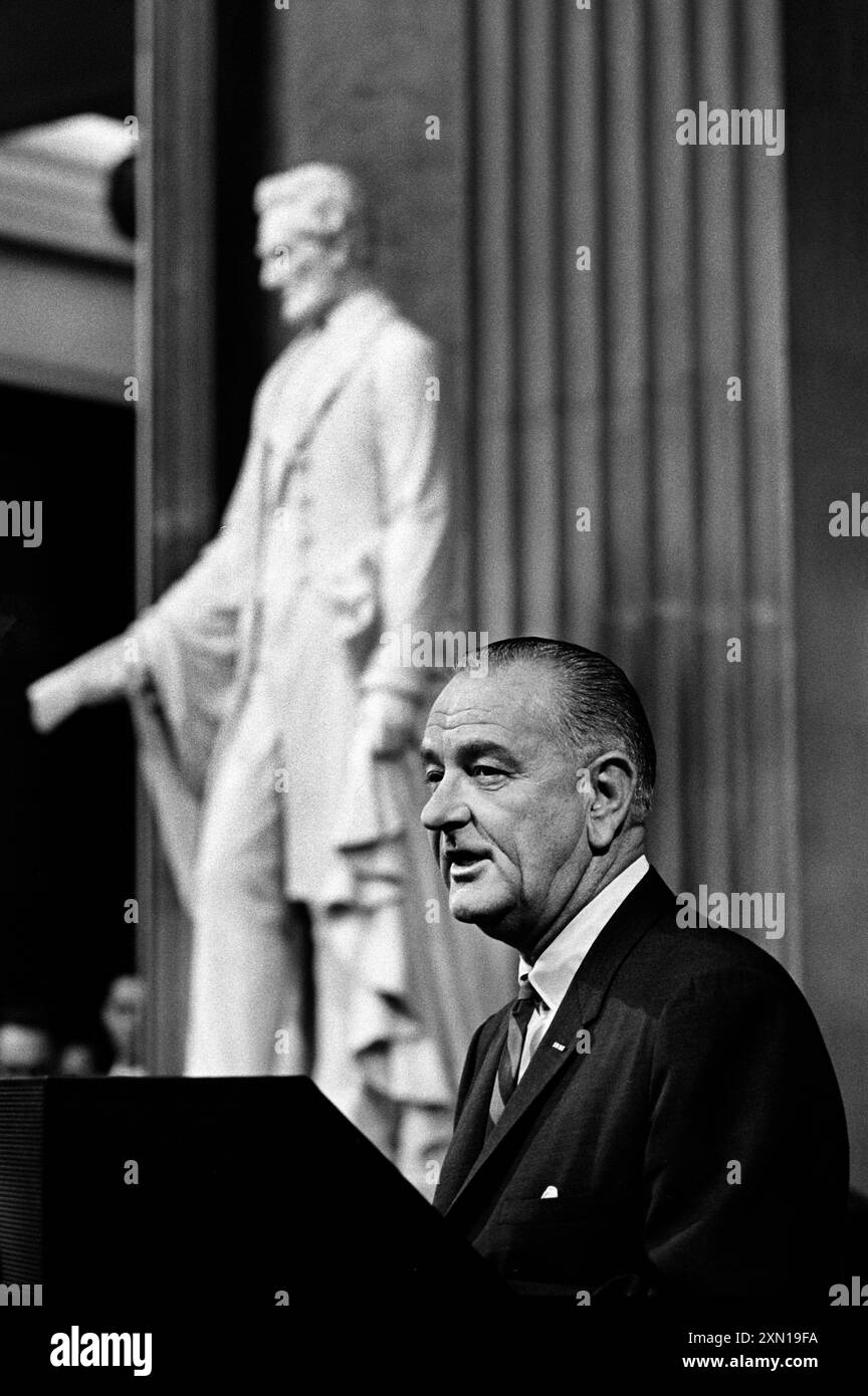 US-Präsident Lyndon Johnson hält sich hinter dem Podium während der Unterzeichnungszeremonie für den Voting Rights Act, Rotunda, U.S. Capitol, Washington, D.C. USA, Yoichi Okamoto, 6. August 1965 Stockfoto
