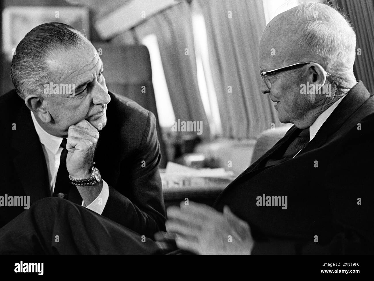 US-Präsident Lyndon Johnson trifft sich mit dem ehemaligen US-Präsidenten Dwight Eisenhower an Bord der Air Force One, Andrews Air Force Base, Maryland, USA, Yoichi Okamoto, 5. Oktober, 1965 Stockfoto