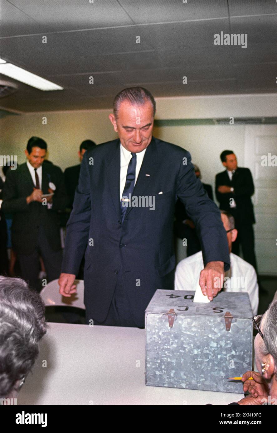 US-Präsident Lyndon B. Johnson platziert seine Stimme in der Wahlurne, Pedernales Electric Co-op Building, Johnson City, Texas, USA, Cecil Stoughton, November 1964 Stockfoto
