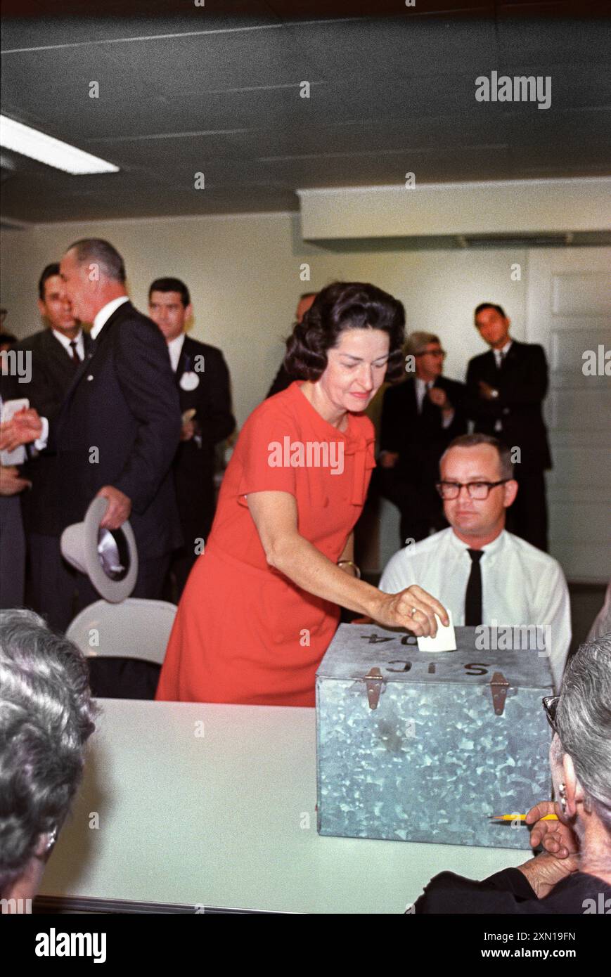 US First Lady Claudia 'Lady Bird' Johnson platziert ihre Stimme in der Wahlurne, Pedernales Electric Co-op Building, Johnson City, Texas, USA, Cecil Stoughton, November 1964 Stockfoto