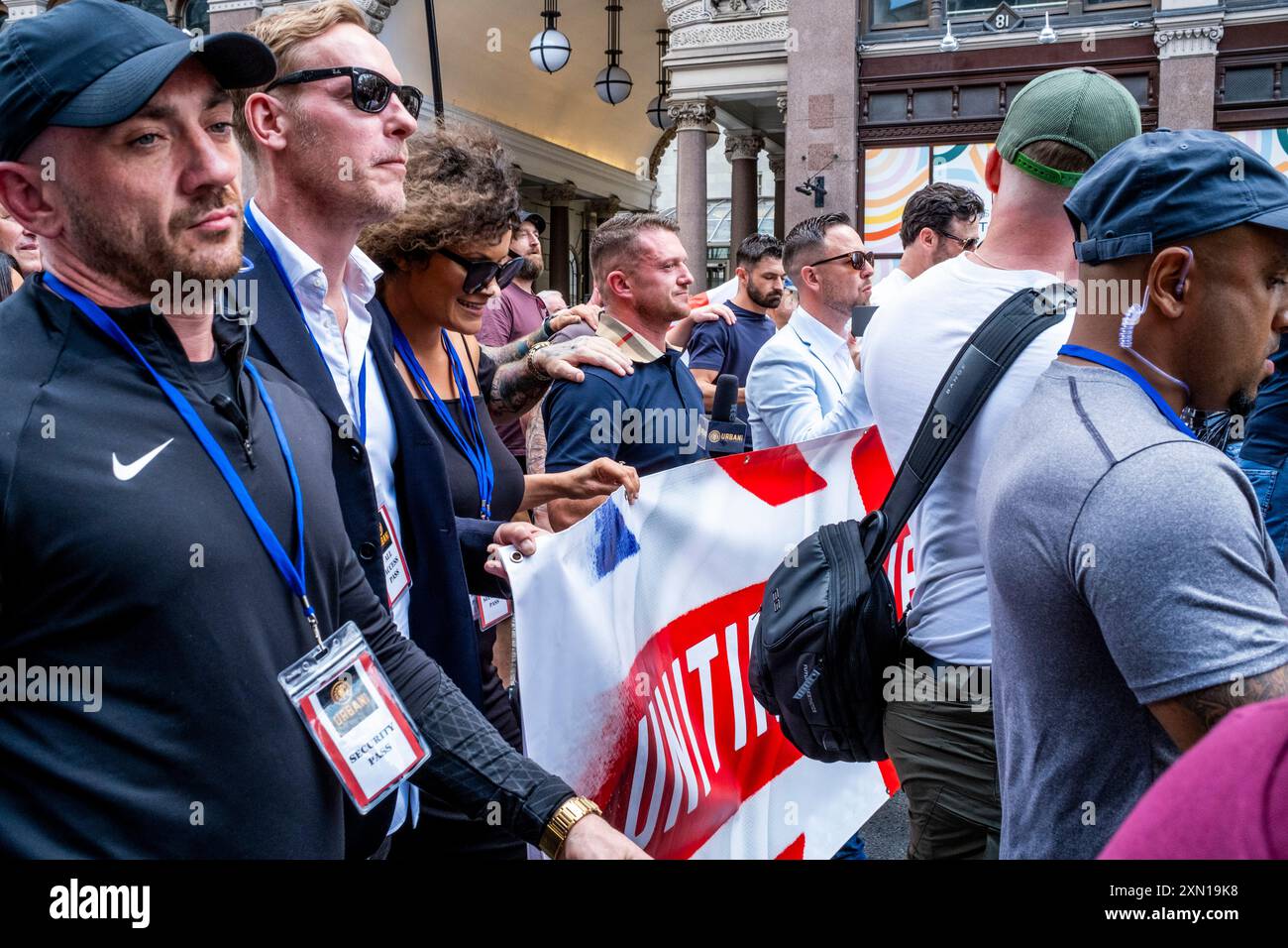 Der rechtsradikale Aktivist Tommy Robinson marschiert mit seinen Anhängern durch Central London zum Trafalgar Square, wo er die Rallye „Uniting the Kingdom“ in London, Großbritannien, antritt Stockfoto