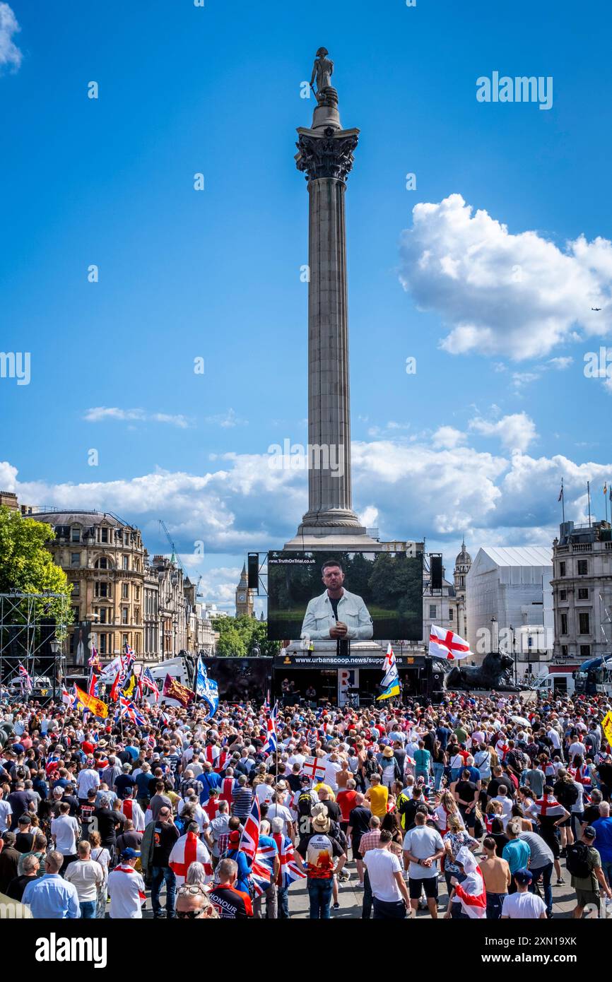 Große Menschenmassen am Trafalgar Square Hören Sie sich die Reden des rechtsradikalen Aktivisten Tommy Robinson bei der „Uniting the Kingdom“-Rally in London, Großbritannien. Stockfoto