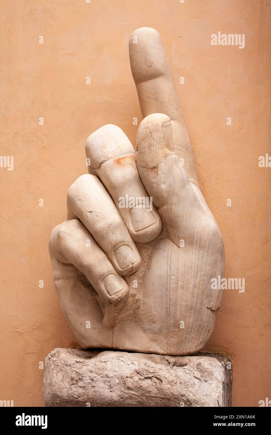 Gebrochene Hand von der Statue von Constantin dem Großen im Kapitolinischen Museum in Rom in Italien in Europa Stockfoto