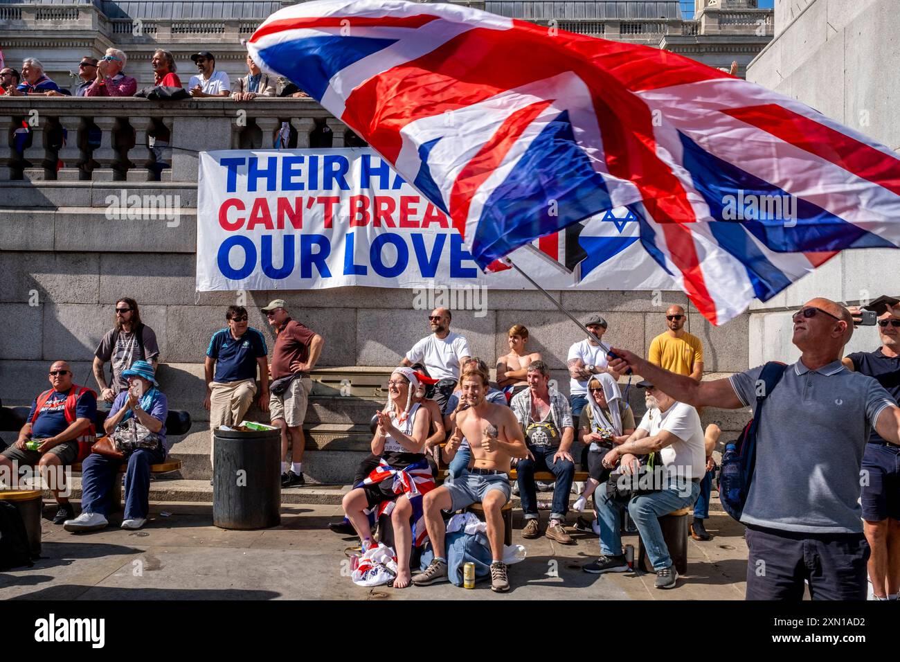 Die Menschen nehmen an der am 27. Juli stattfindenden „Uniting the Kingdom“-Rallye „Uniting the Kingdom“ Teil, die vom Rechtsaktivist Tommy Robinson, London, Großbritannien, organisiert wurde. Stockfoto