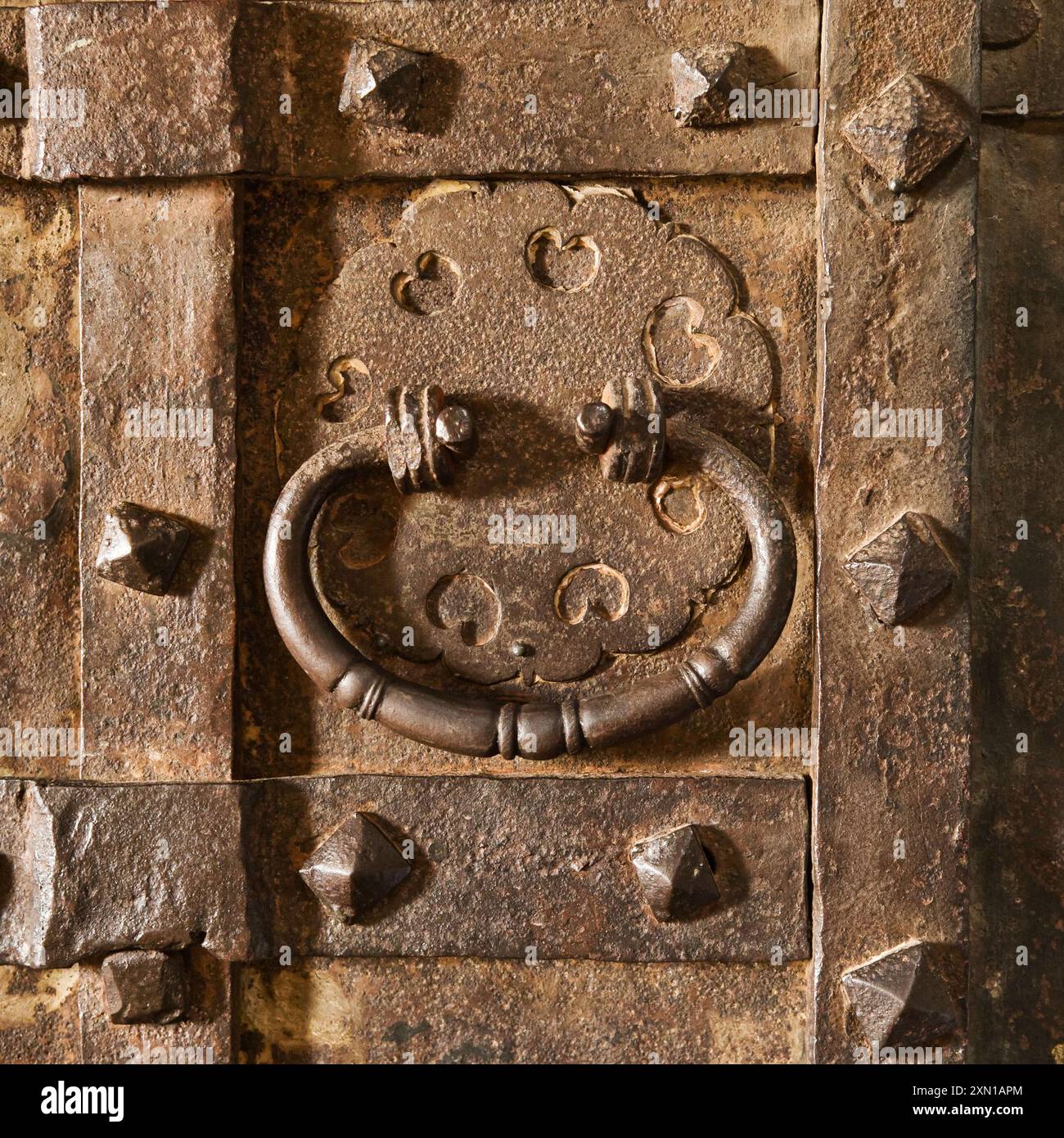 Fragment einer antiken Metalltür mit rundem Griff. Teil einer alten Eisentürnähe. Stockfoto