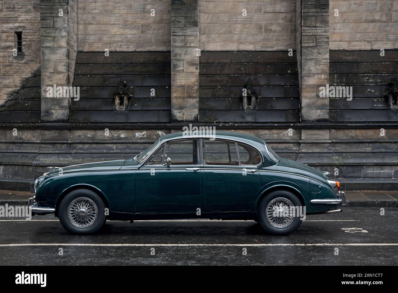 Jaguar Mark II 3,4-Liter-Oldtimer, geparkt am Parliament Square, Edinburgh, Schottland, Großbritannien. Stockfoto