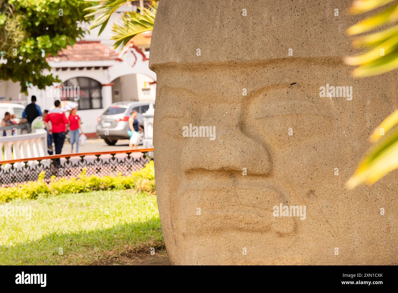 Santiago Tuxtla, Veracruz, Mexiko - 5. Juli 2023: Die Sommersonne scheint auf den alten Olmec-Kolossalkopf, genannt Monument One, bekannt als La Cobata-Kopf. Stockfoto