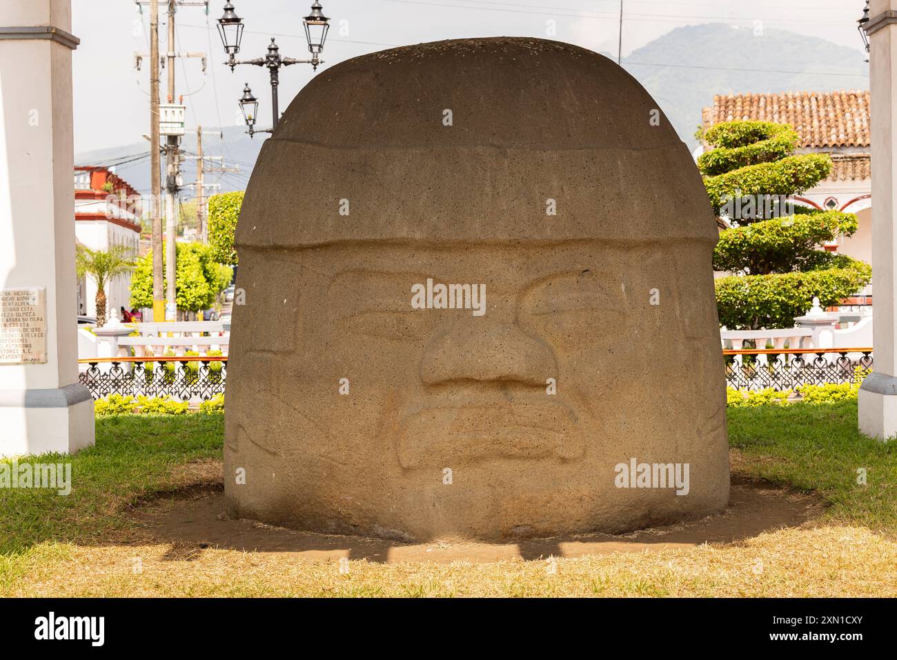 Santiago Tuxtla, Veracruz, Mexiko - 5. Juli 2023: Die Sommersonne scheint auf den alten Olmec-Kolossalkopf, genannt Monument One, bekannt als La Cobata-Kopf. Stockfoto