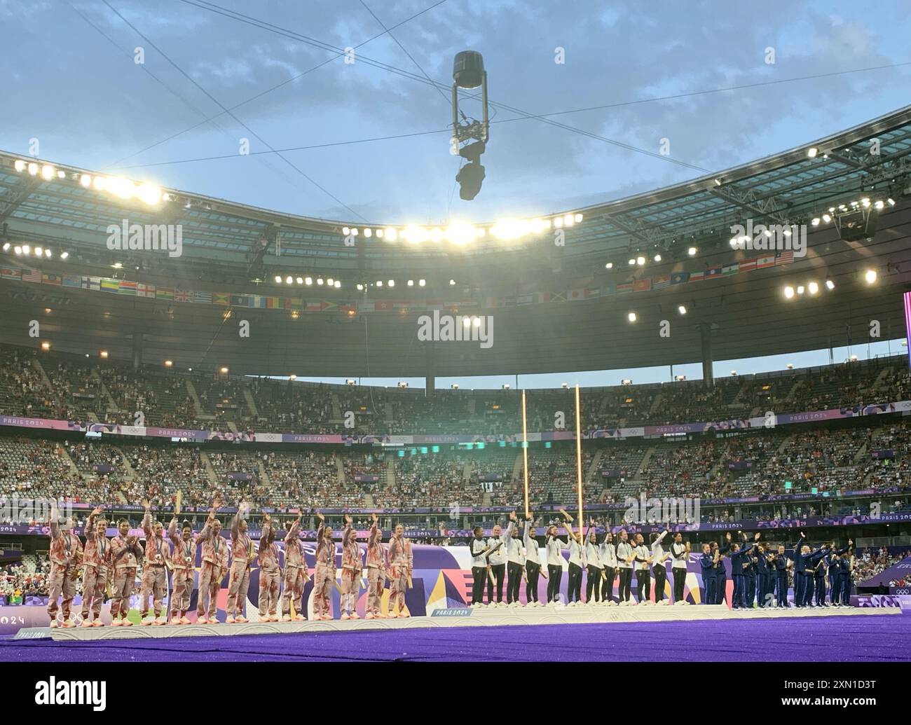 Paris, Frankreich. 30. Juli 2024. Mitglieder der kanadischen (L), neuseeländischen und amerikanischen (R) Rugbymannschaft (R) stehen am Dienstag, den 30. Juli, auf dem Podium der Women's Rugby Sevens bei den Olympischen Sommerspielen 2024 im Stade de France in Saint Denis, nördlich von Paris, Frankreich. 2024. Foto: Maya Vidon-White/UPI. Quelle: UPI/Alamy Live News Stockfoto