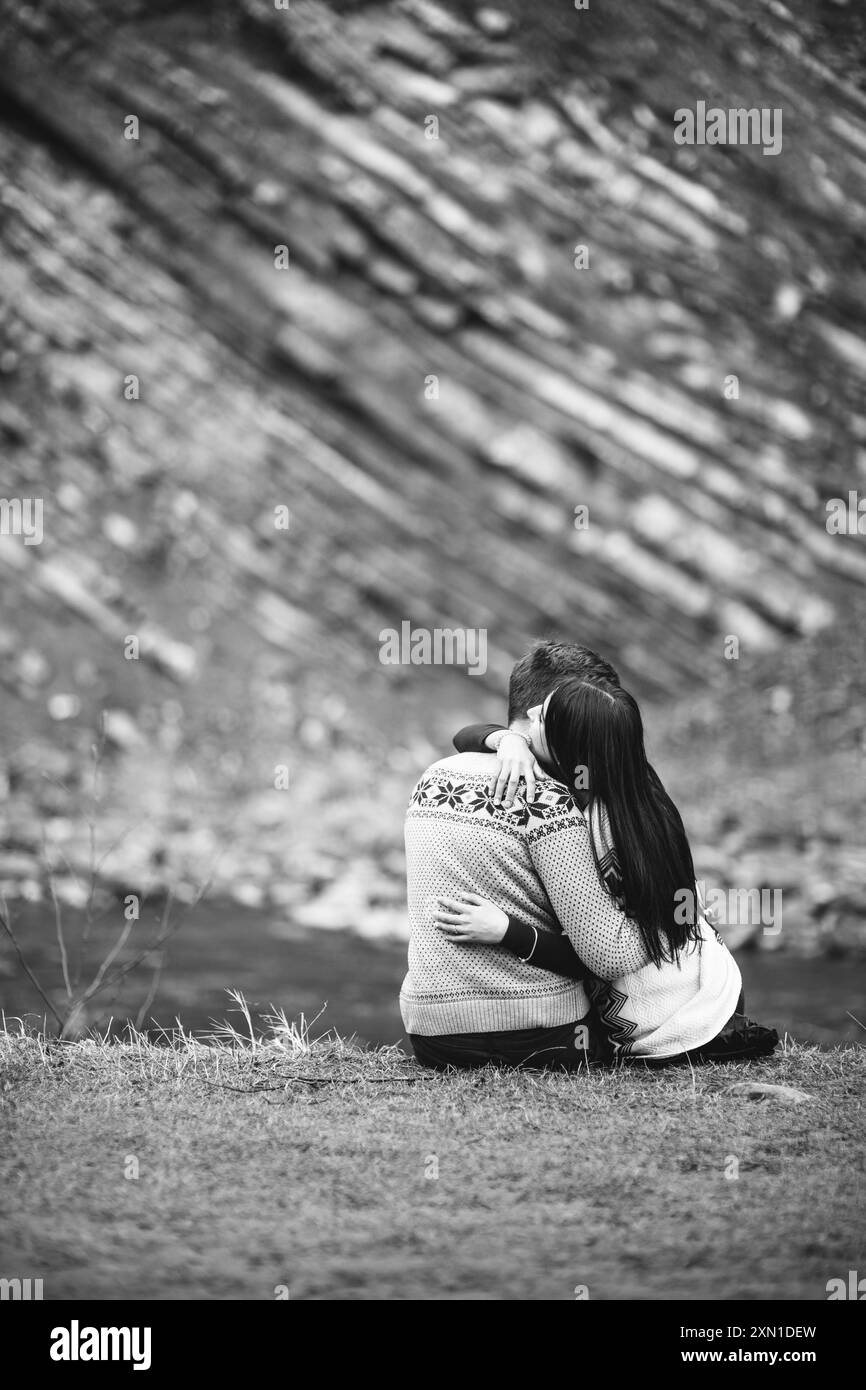 Kerl und ein Mädchen in warme Pullover entlang eine mountain river, Love Story Stockfoto