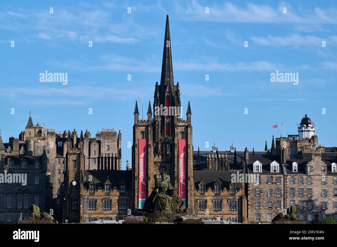 Edinburgh Schottland, Vereinigtes Königreich 30. Juli 2024. Blick auf die Altstadt von Edinburgh und die Versammlungshalle. Credit sst/alamy Live News Stockfoto