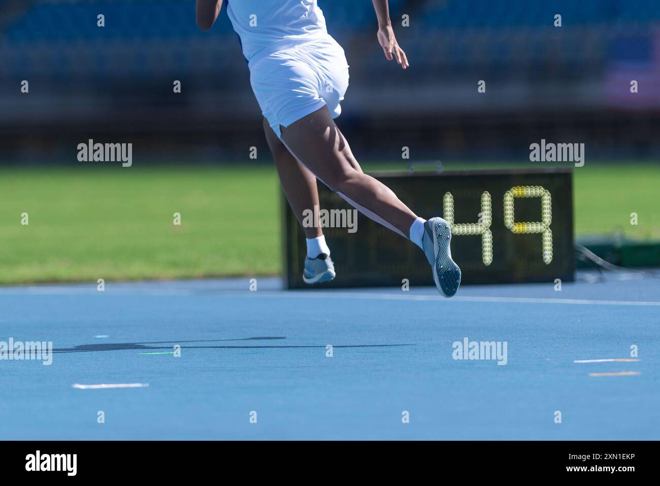 Junge Frau im Hochsprung. Track- und Felddesign. Horizontales Poster mit Sportmotiven, Grußkarten, Kopfzeilen, Website und App Stockfoto