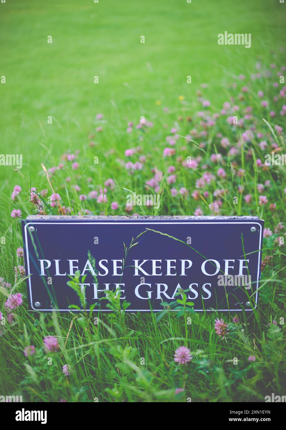 A Bitte halten Sie das Grass-Schild an Einem renommierten University College in Großbritannien fern Stockfoto