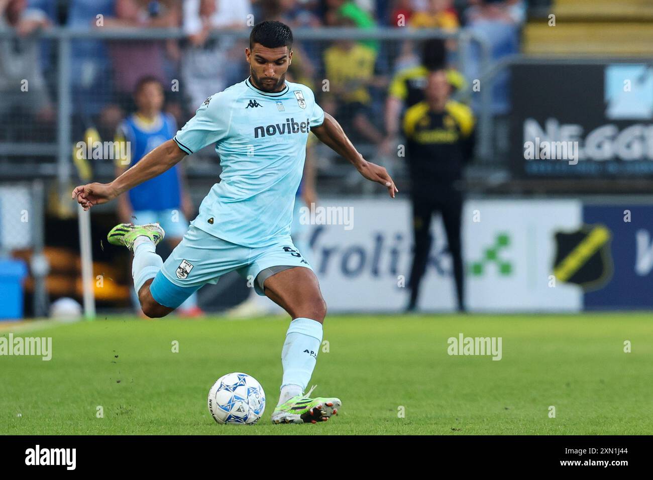 Breda, Niederlande. 30. Juli 2024. BREDA, NIEDERLANDE - JULI 30: Marc Rose vom FC Aris schießt den Ball während des Vorsaison-Freundschaftsspiels zwischen NAC Breda und PAE Aris Thessaloniki im Rat Verlegh Stadion am 30. Juli 2024 in Breda, Niederlande. (Foto von Hans van der Valk/Orange Pictures) Credit: Orange Pics BV/Alamy Live News Stockfoto