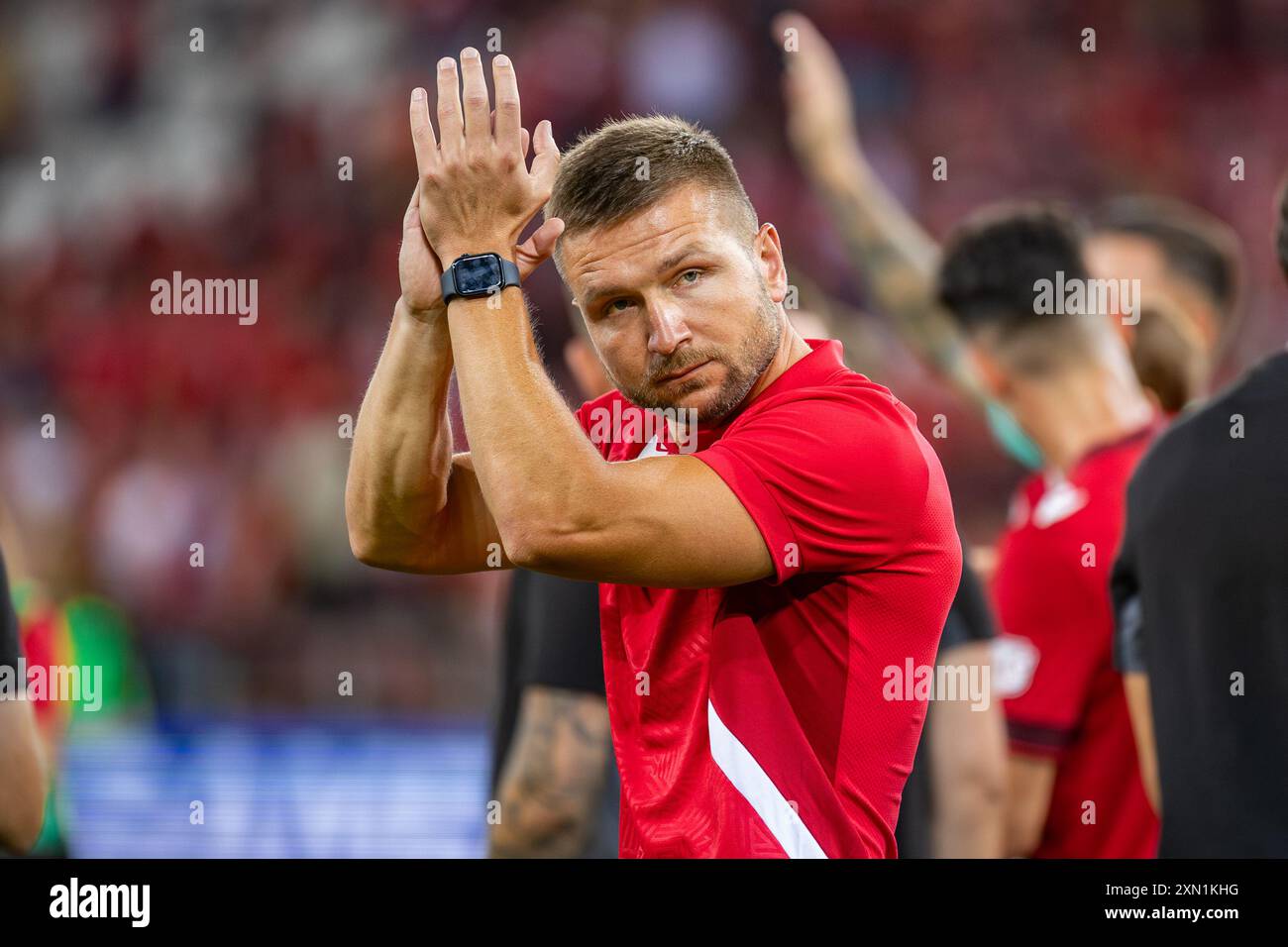 Daniel Mysliwiec Trainer von Widzew applaudiert während des polnischen PKO Ekstraklasa League Spiels zwischen Widzew Lodz und Lech Poznan im Widzew Lodz Municipal Stadium. Endergebnis: Widzew Lodz 2:1 Lech Poznan. Stockfoto