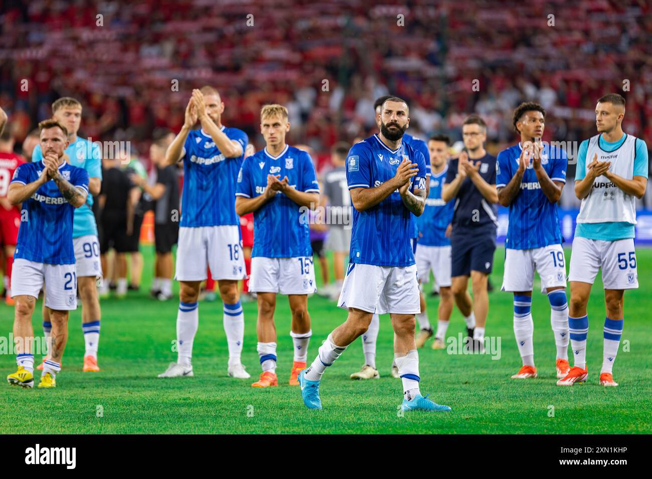 Das Team von Lech Poznan applaudierte während des Polnischen PKO Ekstraklasa League-Spiels zwischen Widzew Lodz und Lech Poznan im Widzew Lodz Municipal Stadium. Endergebnis: Widzew Lodz 2:1 Lech Poznan. Stockfoto