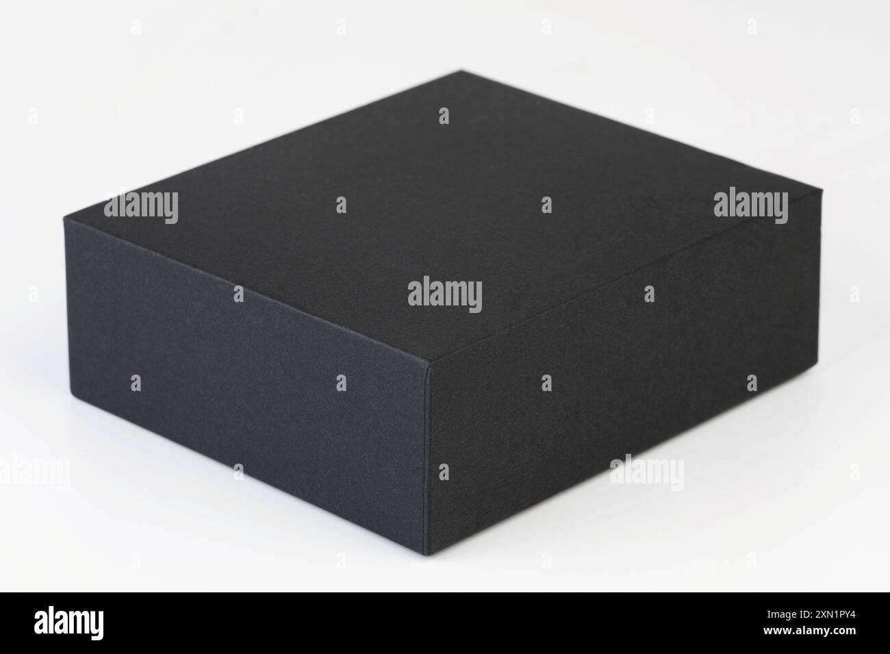 Schwarze Papierbox perspektivische Ansicht isoliert auf weißem Studiohintergrund Stockfoto