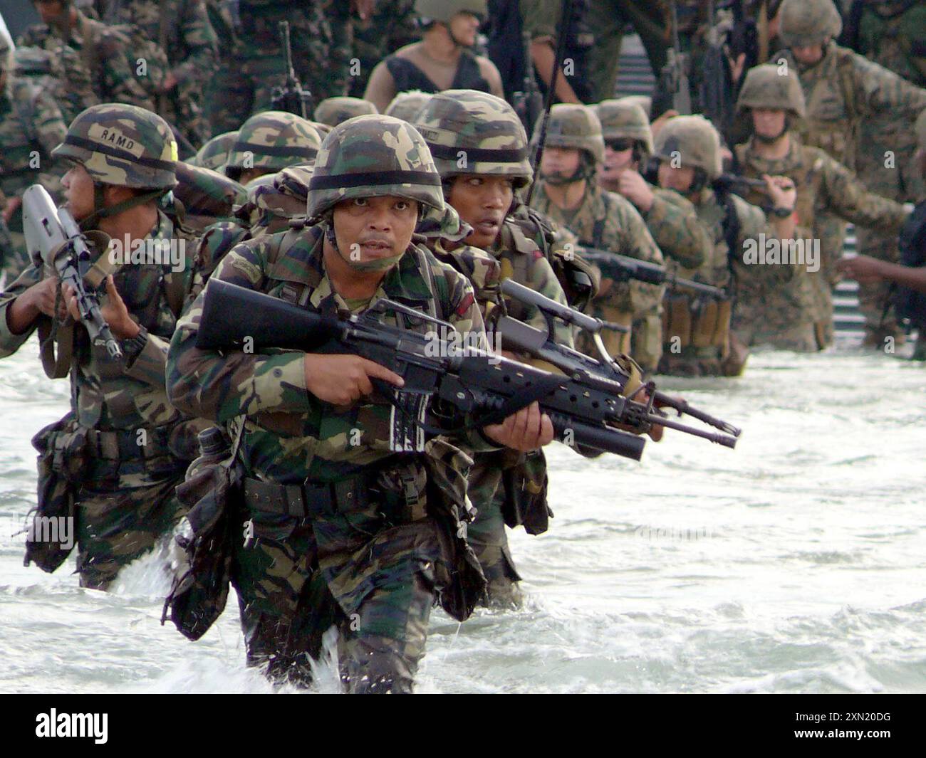 Die malaysischen Army Rangers und Marines, die Combat Assault Co., 3rd Marine Regiment, zugewiesen wurden, waten an Land von der Landing Craft Unit (LCU) 1634 während einer Kooperation mit der Bereitschaft und dem Training 2008 amphibische Angriffsübung. Stockfoto