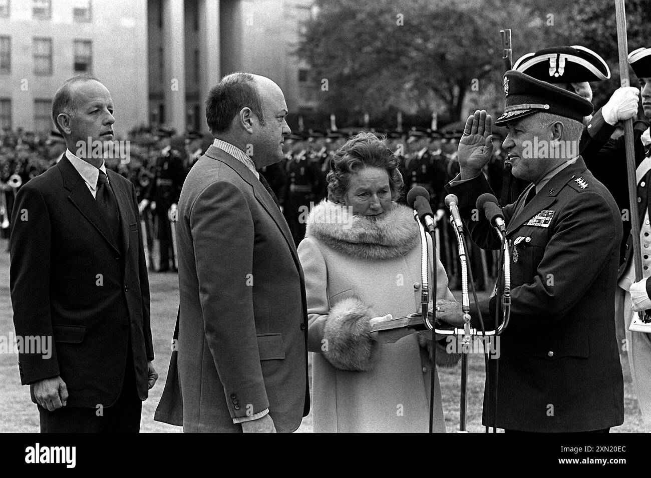 Verteidigungsminister Melvin R. Laird, zweiter von links, leistet den Amtseid an General Creighton W. Abrams, die neue US-Armee Abrams wird am 16. Oktober 1972 als Stabschef der Armee vereidigt. Armeeminister Robert F. Froehlke schaut zu, während Mrs. Abrams die Bibel hält. Früher in der Zeremonie überreichte Sekretär Laird General Abrams die Ehrenmedaille des Verteidigungsministeriums. Stockfoto