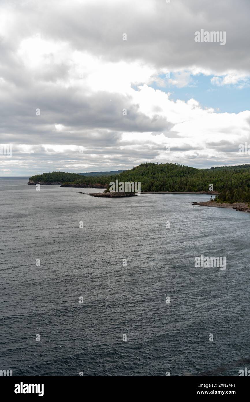 Ein herrlicher Blick auf die felsige Küste des Lake Superior in Minnesota. Stockfoto