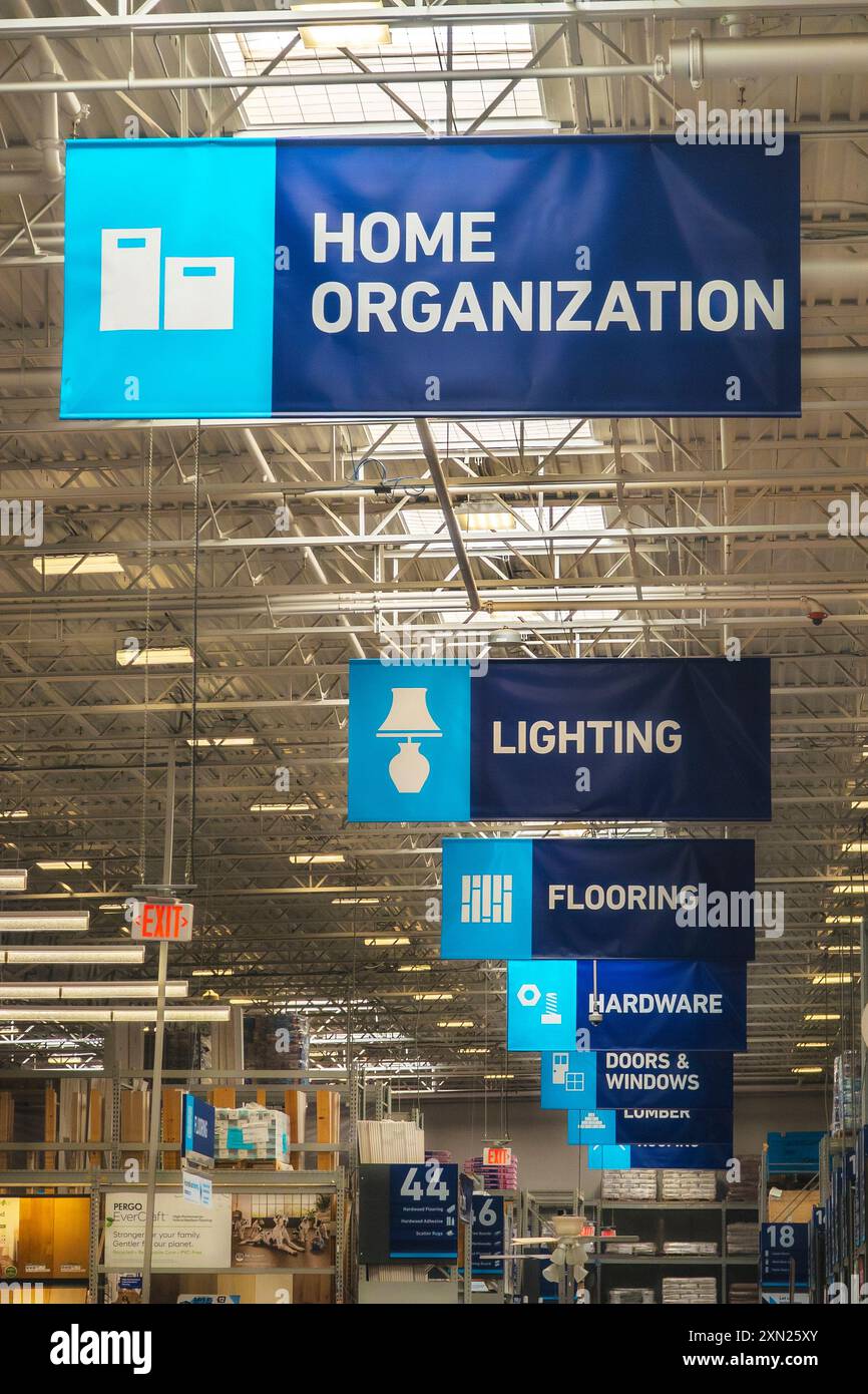 Menifee, CA, USA - 29. Juli 2024: Blick auf das Hauptgebäude des Lowes-Kaufhauses. Stockfoto