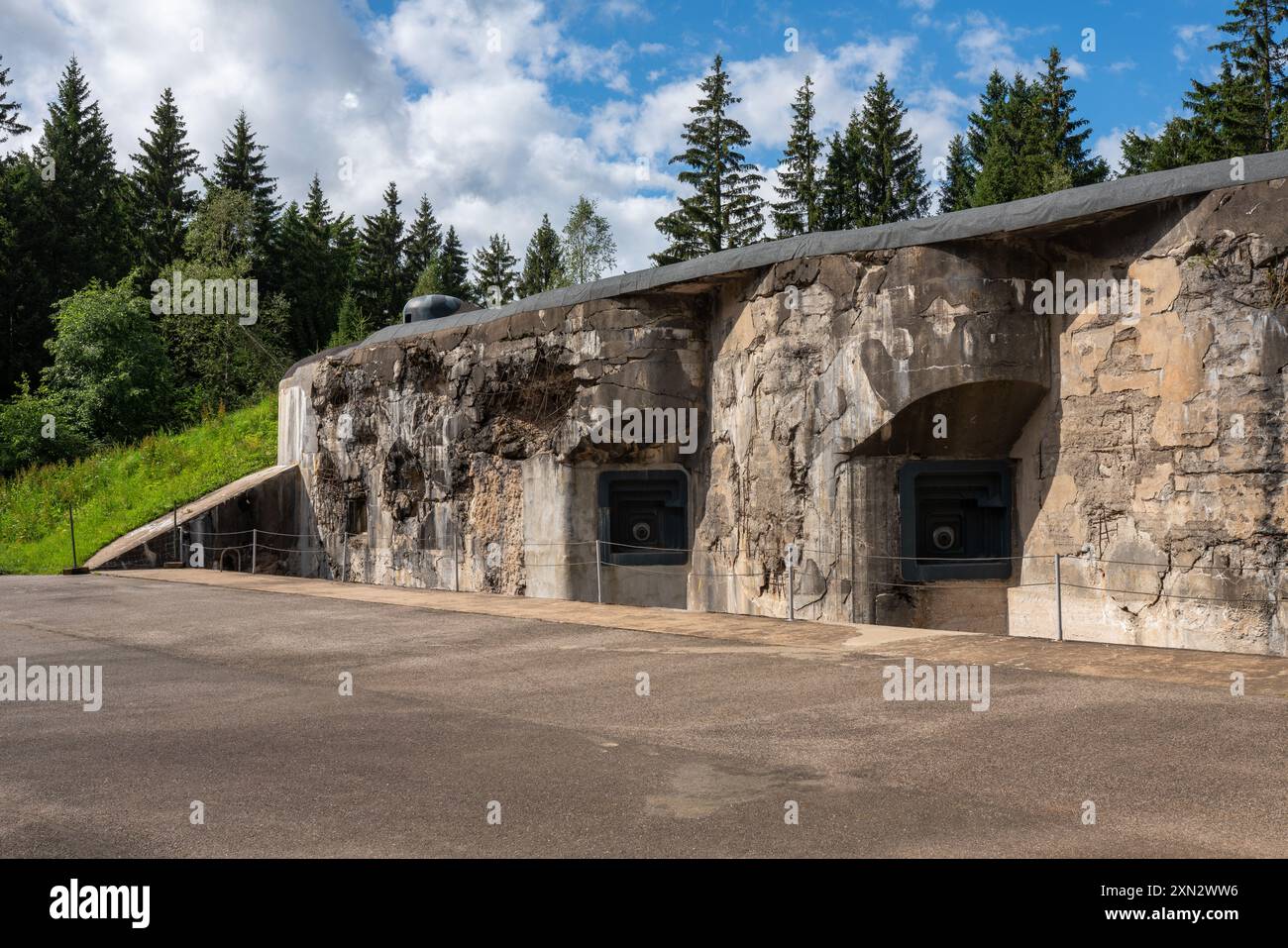 Die tschechoslowakische Artillerie-Kasematte aus der Zeit vor dem 2. Weltkrieg 'R-H-S 79 Na Mýtině', Teil des Hanička-Festungskomplexes (heute Museum), mit Embrasuren für Haubitzen. Stockfoto