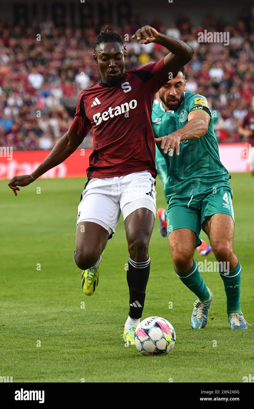 Prag, Tschechische Republik. 30. Juli 2024. VICTOR OLATUNJI von Sparta Praha (rot) kämpfte um den Ball mit ROBERTO LOPES (R) von Shamrock Rover während der zweiten Qualifikationsrunde der UEFA Champions League, dem zweiten Legspiel am 30. Juli 2024, in Prag in der Tschechischen Republik. 6-2 gewann Sparta Praha. (Kreditbild: © Slavek Ruta/ZUMA Press Wire) NUR REDAKTIONELLE VERWENDUNG! Nicht für kommerzielle ZWECKE! Stockfoto