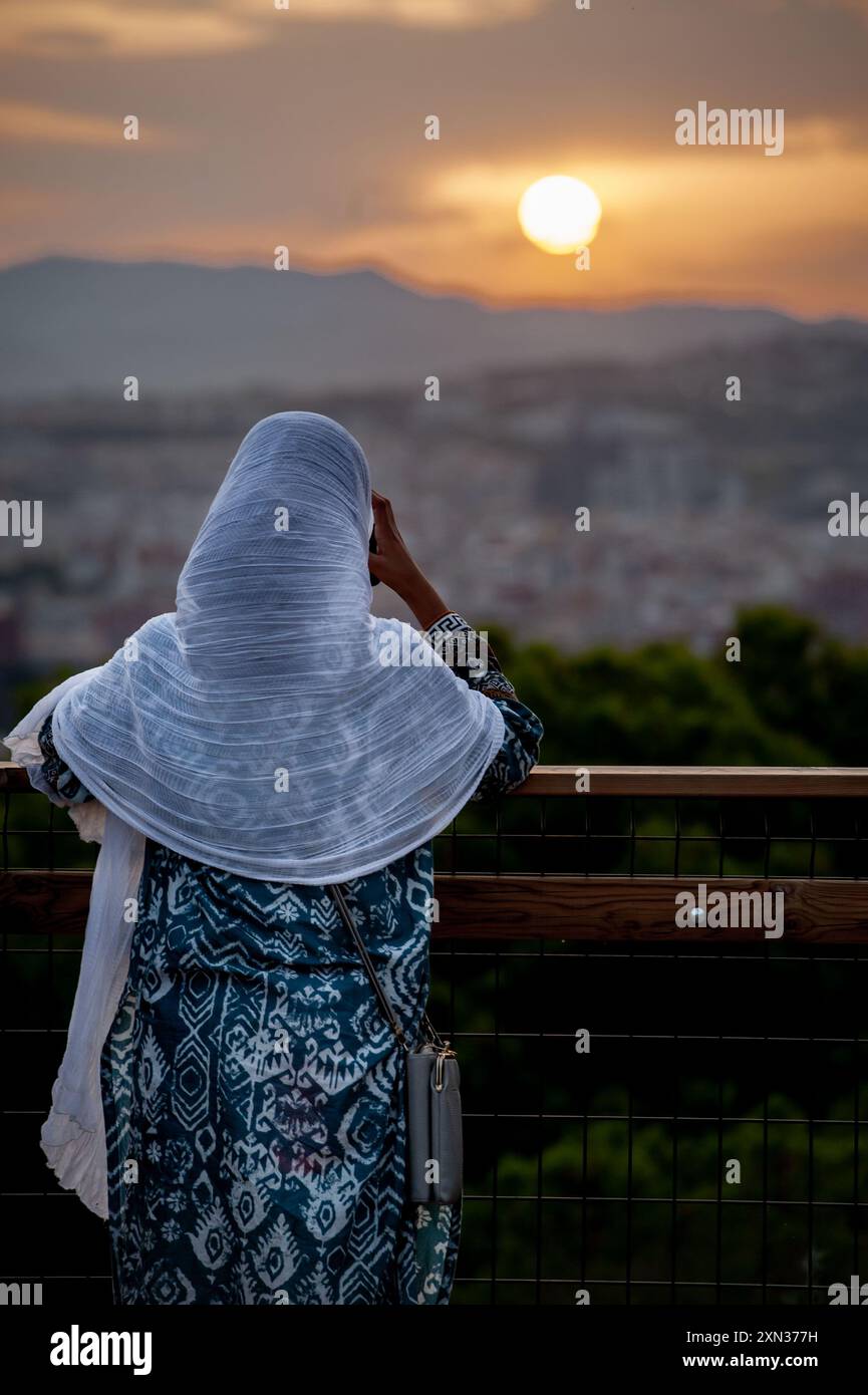 30. Juli 2024, Barcelona, Spanien: Eine Frau beobachtet den Sonnenuntergang vom Gipfel des Montjuic an einem Tag, an dem Barcelona 40 Grad Celsius erreichte, die höchste Temperatur, die jemals in der katalanischen Hauptstadt verzeichnet wurde. Quelle: Jordi Boixareu/Alamy Life News Stockfoto