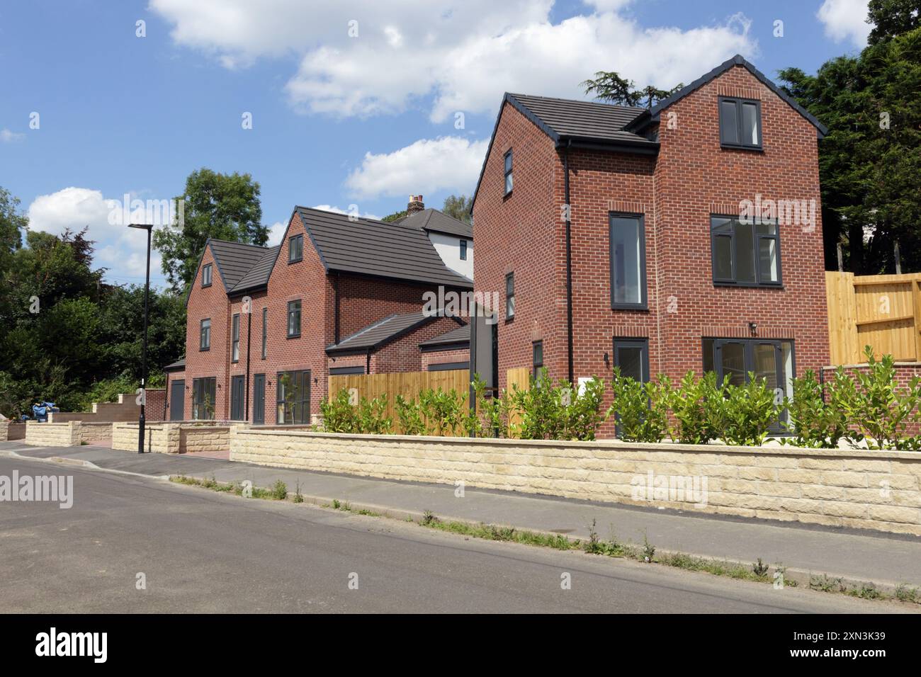 Neu gebaute Häuser im Vorort Woodseats Sheffield England Großbritannien neu gebaute Häuser Wohnbau Garten Greif Stockfoto