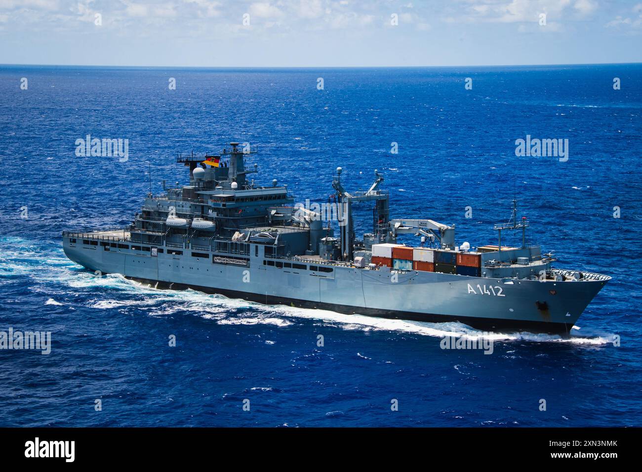 Das deutsche Marineschiff der Berliner Klasse FGS Frankfurt am Main (A1412) fährt während der Seephase der Exercise Rim of the Pacific (RIMPAC) 2024. 29 Nationen, 40 Überlandschiffe, drei U-Boote, 14 nationale Landstreitkräfte, mehr als 150 Flugzeuge und 25.000 Mitarbeiter nehmen vom 27. Juni bis 1. August an der RIMPAC Teil. RIMPAC, die weltweit größte internationale Übung im Seeverkehr, bietet eine einzigartige Ausbildungsmöglichkeit und fördert und pflegt Kooperationsbeziehungen zwischen den Teilnehmern, die für die Sicherheit von Seeschiffen und die Sicherheit auf den W entscheidend sind Stockfoto