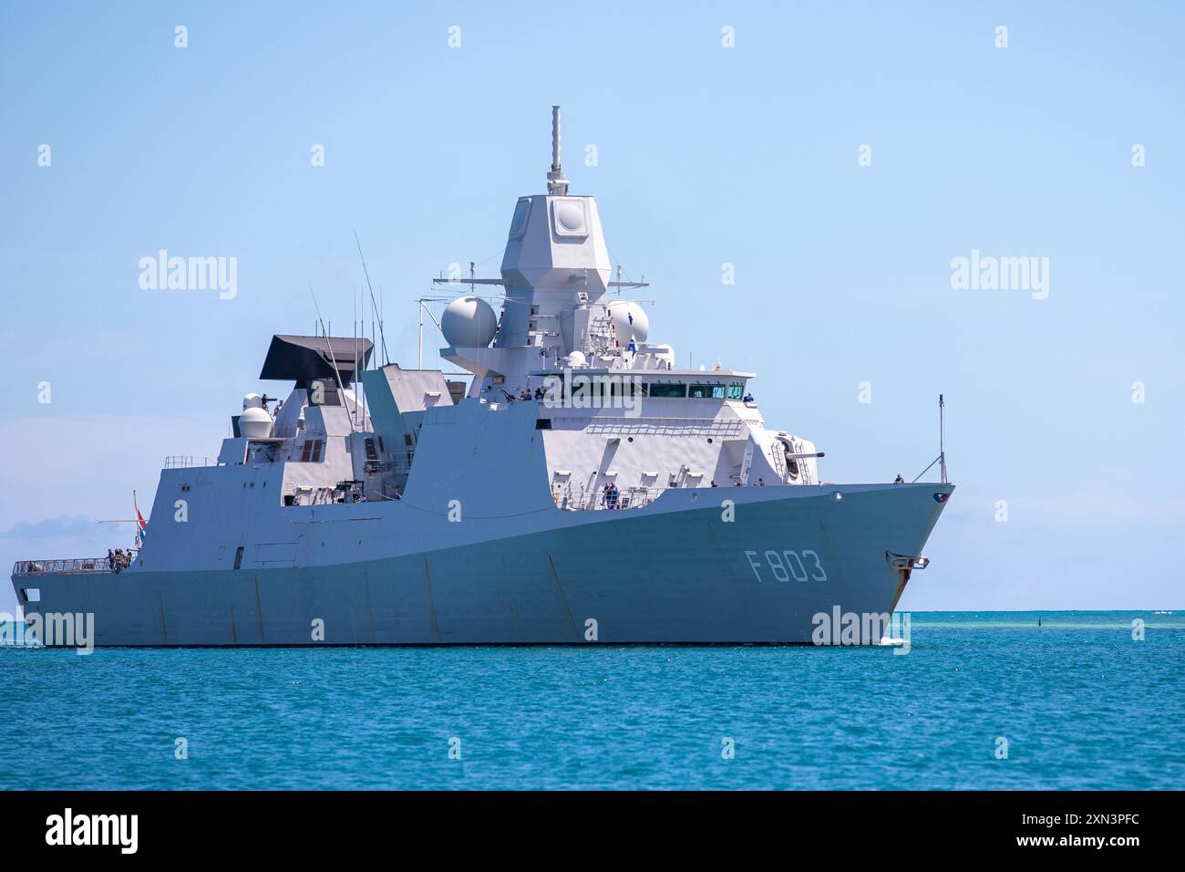 Die Fregatte der Royal Netherlands Navy de Zeven Provincien-Klasse HMNLMS Tromp (F803) kehrt nach der taktischen Phase der Übung Rim of the Pacific (RIMPAC) am 29. Juli 2024 in die Pearl Harbor Werft zurück. 29 Nationen, 40 Überlandschiffe, drei U-Boote, 14 nationale Landstreitkräfte, mehr als 150 Flugzeuge und 25.000 Mitarbeiter nehmen vom 27. Juni bis 1. August an der RIMPAC Teil. RIMPAC ist die weltweit größte internationale maritime Übung und bietet eine einzigartige Schulungsmöglichkeit, während die Zusammenarbeit gefördert und aufrechterhalten wird Stockfoto